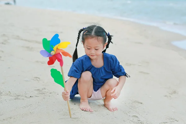 Porträt Eines Glücklichen Mädchens Mit Spielzeugwindrad Strand — Stockfoto