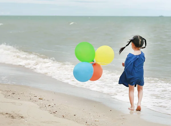 Niña Con Globos Colores Caminando Playa — Foto de Stock