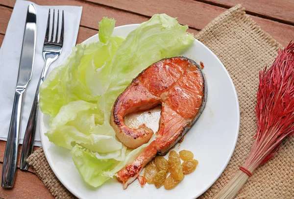 Gebratenes Lachssteak Mit Gemüse Und Messer Gabel Auf Weißem Teller — Stockfoto