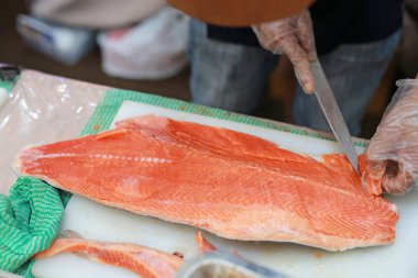 Somon suşi için çiğ balık Dilimleme restoranında Japon Şef. Bir kesme tahtası üzerinde taze somon hazırlama Şef.