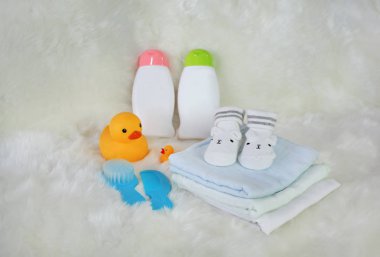 Çocuk banyo ürünleri ve hijyen öğeleri üzerinde beyaz kürk.