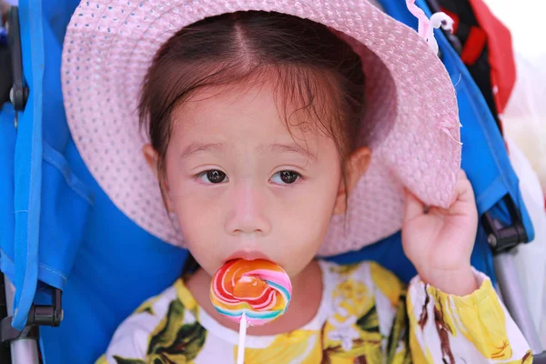 Close Mooi Schattig Klein Meisje Slijtage Stro Hoed Eten Lollipop — Stockfoto