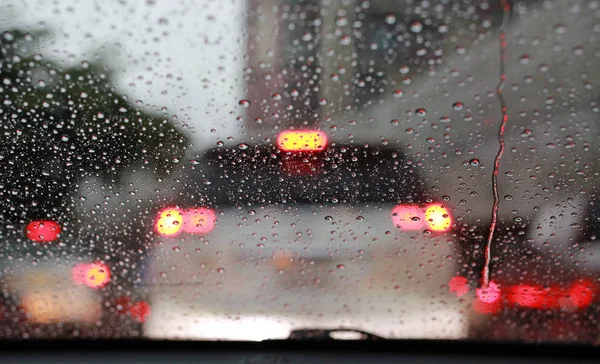 Streszczenie Niewyraźne Ruchu Deszcz Dzień Widokiem Drogę Przez Samochód — Zdjęcie stockowe
