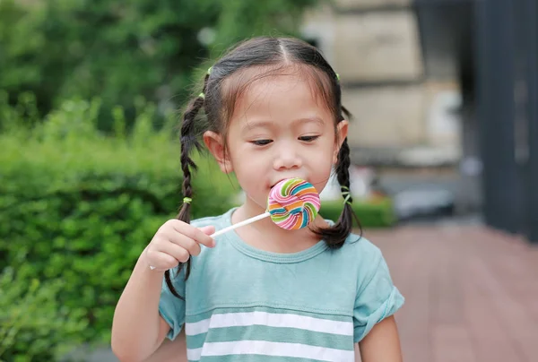 Feliz Niña Lamiendo Caramelos Piruleta Jardín — Foto de Stock