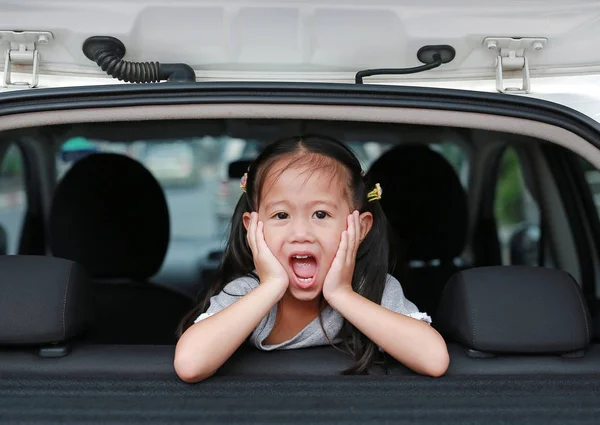 Mutlu Küçük Asyalı Çocuk Arabanın Penceresinden Bakan — Stok fotoğraf