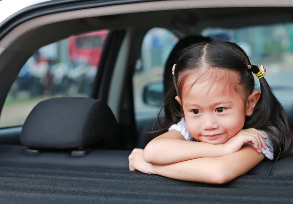 Ler Lite Asiatiska Barn Tittar Från Fönstret Bilen — Stockfoto