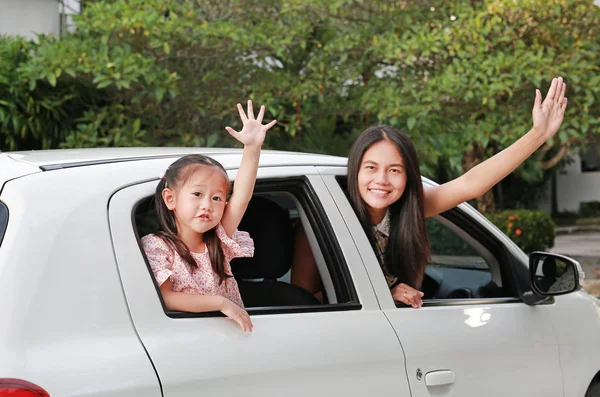 Matka Dziecko Dziewczyna Siedzi Samochód Patrząc Aparatu Machając Pożegnanie Koncepcja — Zdjęcie stockowe