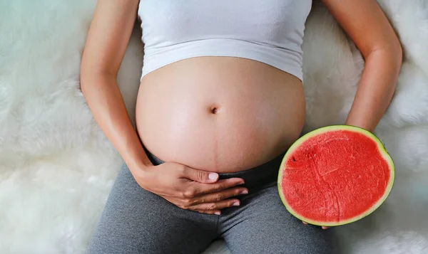 Gravid Kvinna Sitter Och Håller Skär Halv Vattenmelon Hennes Mage — Stockfoto