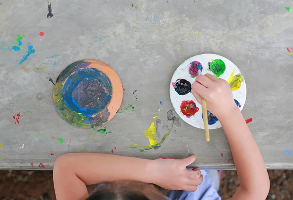Γκρο Πλαν Χέρια Παιδικής Ζωγραφικής Πινέλο Και Νερομπογιές Top View — Φωτογραφία Αρχείου