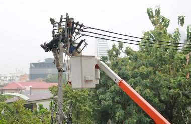 İş elektrik sonrası elektrik direğinden üzerinde tırmanma, elektrikçi işçi.
