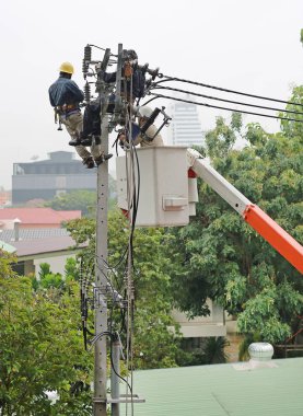 Elektrik yalıtkan elektrik kutup değiştirmeye çalışırken dinlenme elektrikçiler.