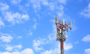 Mavi gökyüzü arkaplanına karşı iletişim kutbu.