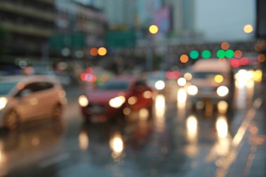 Bokeh araba ışık trafik yolda bulanık ışık.