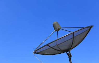Uydu iletişimi disk üzerinde mavi gökyüzü arka plan.