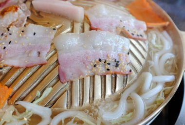 Japon tarzı sıcak tava, Korece Barbekü veya Yakiniku ham pastırma dilimlenmiş ızgara.