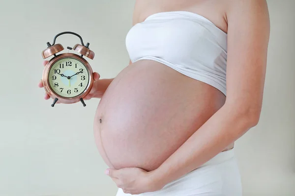 Mulher Grávida Com Barriga Grande Roupa Interior Branca Segurando Relógio — Fotografia de Stock