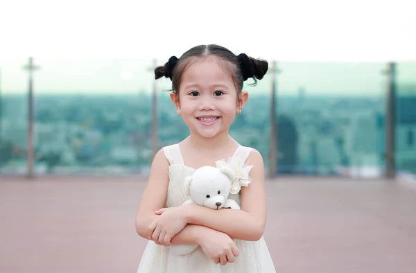 Retrato Menina Feliz Criança Com Abraçando Ursinho Pelúcia Vestido Telhado — Fotografia de Stock