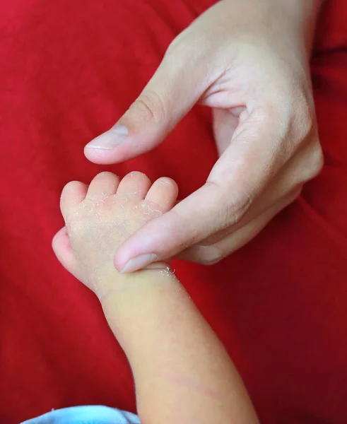 Close Van Moeder Baby Hand Houdt Concept Van Liefde Familie — Stockfoto