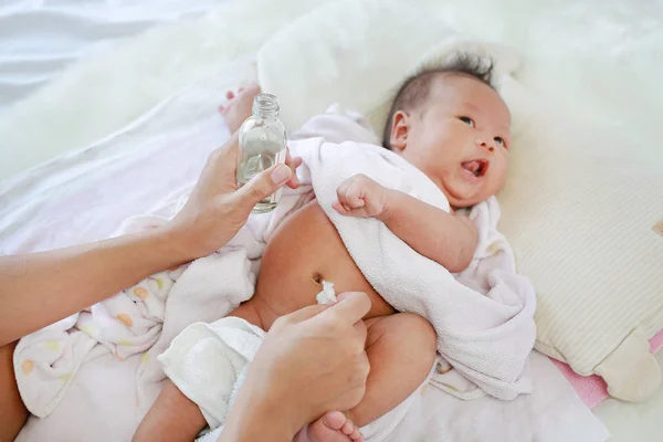 Madre Aplicando Crema Desvanecimiento Para Bebés Para Prevenir Dolor Estómago —  Fotos de Stock