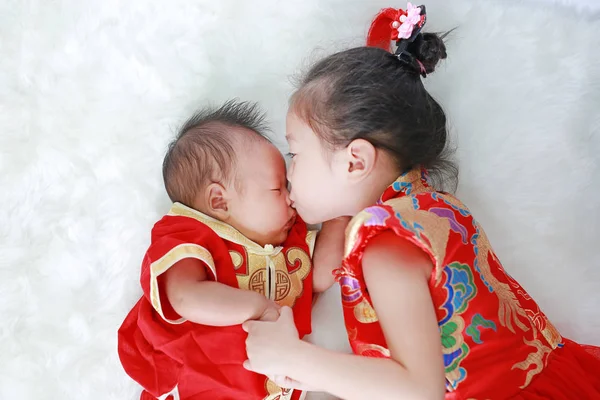 Urocza Dziewczyna Trochę Azjatyckiej Niemowląt Baby Boy Cheongsam Wyizolowanych Białym — Zdjęcie stockowe