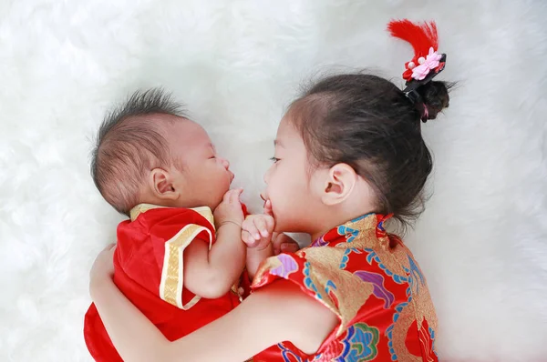 Adorável Pouco Asiático Menina Infantil Menino Cheongsam Isolado Fundo Branco — Fotografia de Stock