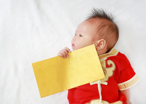 Niemowlę Chłopca Cheongsam Posiadania Złota Koperta Leżącego Tle Białe Futro — Zdjęcie stockowe