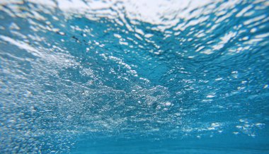 Su altında hava kabarcığı ile gelen soyut mavi su ripples.