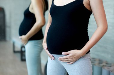 Yakın çekim hamile kadın kapalı egzersiz yaparak.