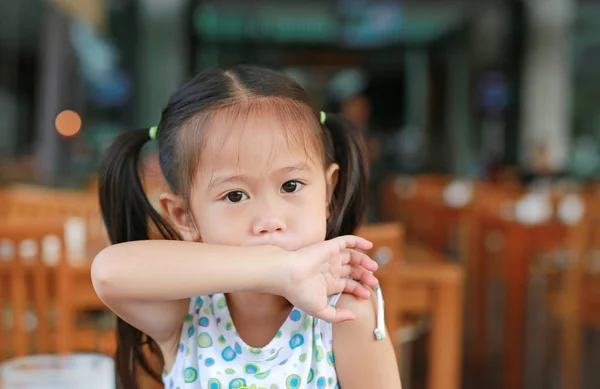 可爱的小亚洲儿童女孩擦她的嘴后 她的胳膊饭后看相机 — 图库照片