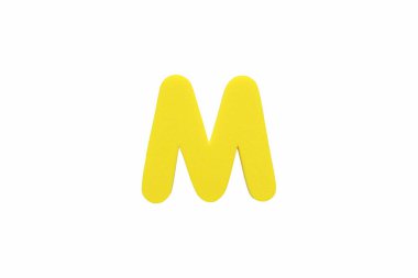 Alfabe harf M sembolü sünger Beyaz arka plan üzerinde izole kauçuk.