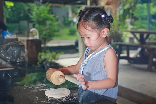 Dziecko Pomocą Drewnianym Wałkiem Ciasto — Zdjęcie stockowe