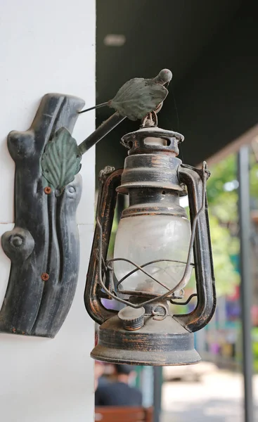 壁に掛かっている古いランタン ランプ — ストック写真