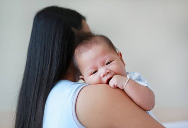 Asya Anne taşıma bebek yatak odasında kapatın.