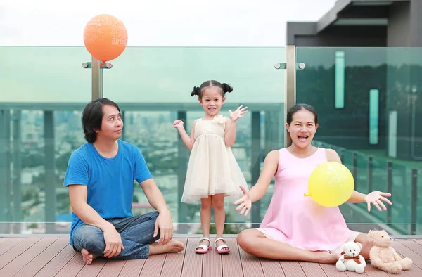 Feliz Família Pai Mãe Grávida Jogando Balão Com Sua Filha — Fotografia de Stock