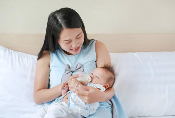 Ibu Asia Yang Cantik Memberi Susu Bayinya Dengan Botol Tempat — Stok Foto