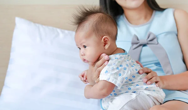 Close Bayi Bayi Adalah Bersendawa — Stok Foto