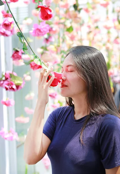 Yakın Çekim Kadın Sniff Güneşli Bir Günde Yükseldi Çiçekli Çevreleyen — Stok fotoğraf