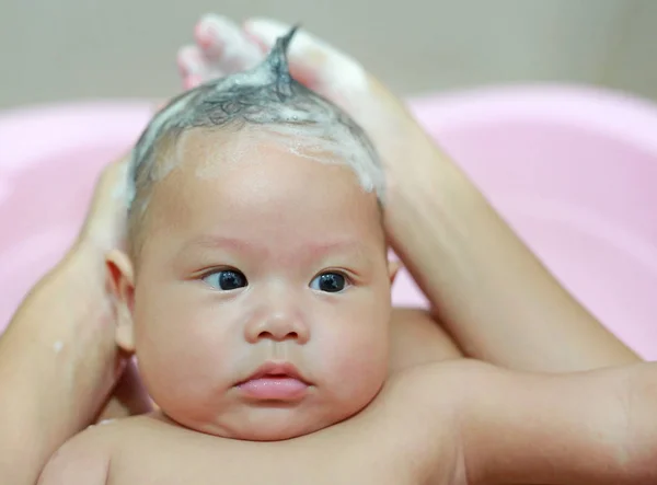 Adorable Bebé Niño Bañado Champú Por Madre —  Fotos de Stock