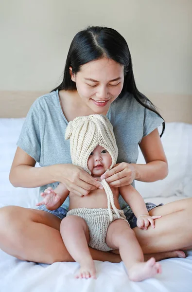 Bayi Laki Laki Yang Lucu Memakai Beberapa Pakaian Merajut Dengan — Stok Foto