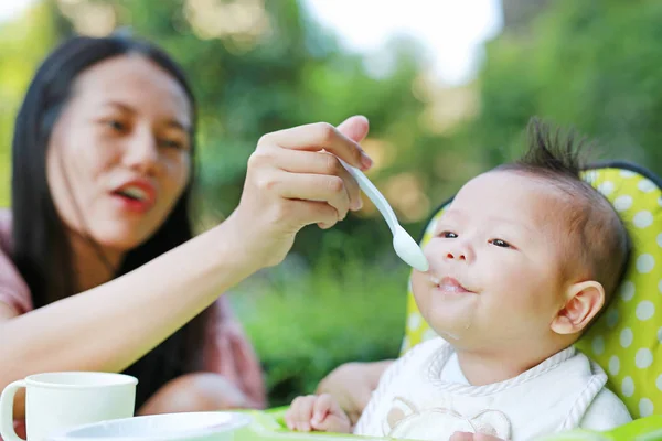 Fechar Mão Mãe Alimentando Alimentos Boca Bebê Infantil Por Colher — Fotografia de Stock