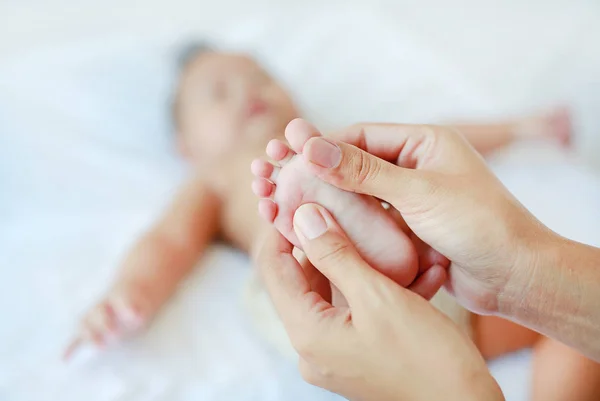 Madre Mano Masaje Pies Bebé Cama Casa — Foto de Stock