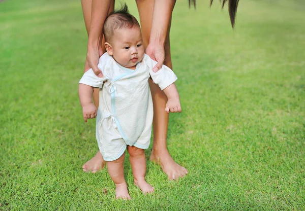 Bayi Belajar Berjalan Dengan Ibunya Atas Rumput Hijau Langkah Pertama — Stok Foto