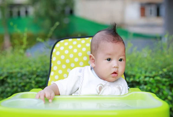 可爱的婴儿男孩坐在花园的椅子上 看着外面 — 图库照片
