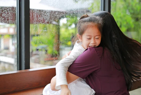 Ibu Asia Yang Cantik Dan Putrinya Berpelukan Dengan Cinta Dekat — Stok Foto