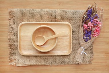 Ahşap Tepsi, kase ve çuval ahşap tahta arka plan dekorasyon kurutulmuş bush çiçek ile karşı kaşık set.