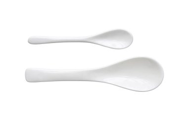 Beyaz arka plan üzerinde beyaz Seramik kaşık.