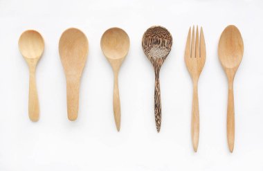 Birçok tür doğal tahta kaşıklar beyaz arka plan üzerinde