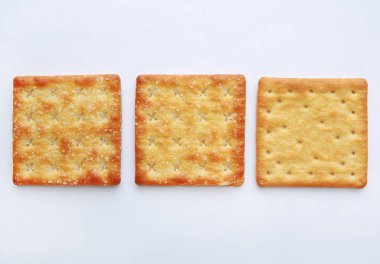 Kırık beyaz arka plan üzerinde bisküvi. Üstten görünüm.