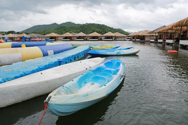 Hajók Folyó Tutajt Kwai Folyón Kanchanaburi Thaiföld Resort — Stock Fotó