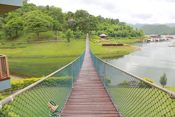 Aventura Cuerda Madera Puente Colgante Cruzando Río — Foto de Stock